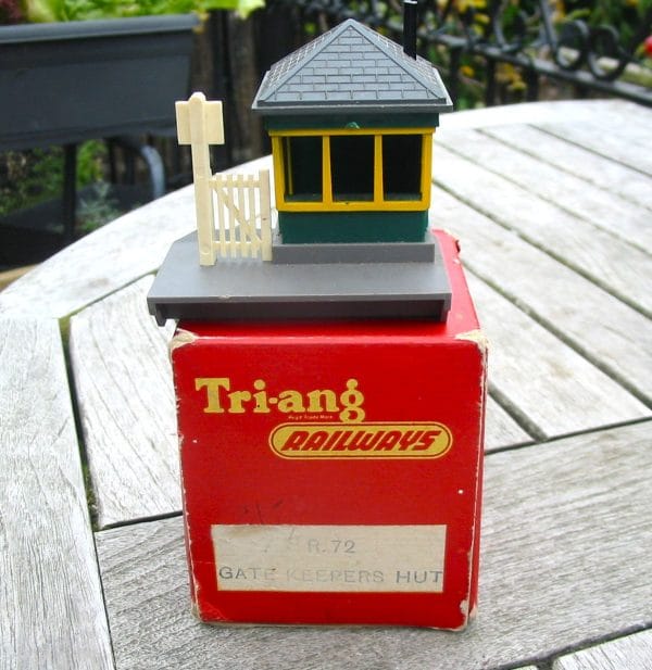 Triang R72 - Gate Keepers Hut in excellent boxed condition !