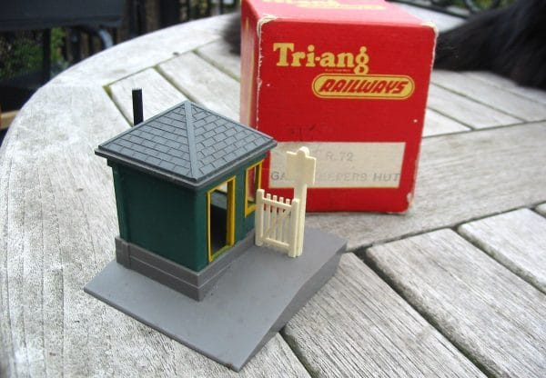 Triang R72 - Gate Keepers Hut in excellent boxed condition ! - Image 2