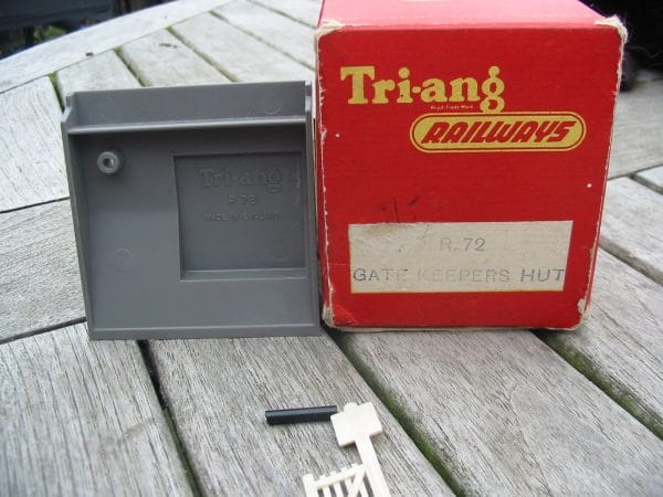 Triang R72 - Gate Keepers Hut in excellent boxed condition ! - Image 3