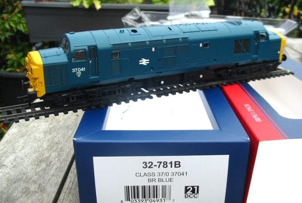 Bachmann 32-781B - Class 37/0 `37041` in BR Blue - superb boxed condition ! - Image 5